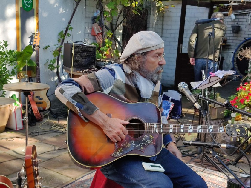 Pieter met Gibson Hummingbird in meer recente tijden...